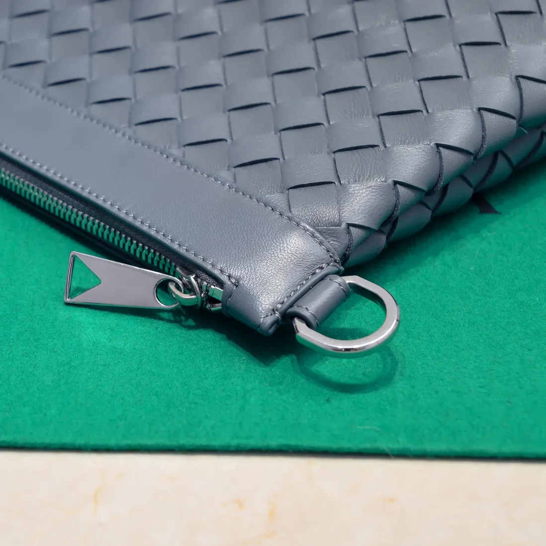 Batch 1360 Bottega Veneta's Bottega Veneta handbag transforms into a man in seconds ⌨️The texture is great! The weaving process is exquisite, simple and elegant, and it perfectly matches any clothes! Whether you are out on the street or on a date, it can instantly improve your overall taste. It can not only hold your wallet and mobile phone, but also the charm of your male god. Style number: 6518 Size: 33*22*7cm